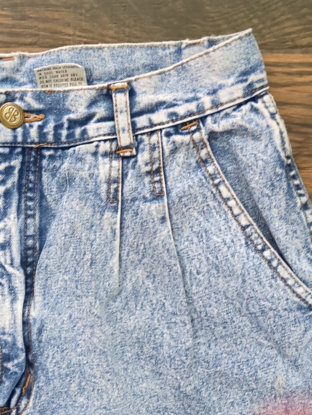 Vintage 80s Acid Washed Pleated High Waisted Jeans by Bill Blass, Size 10 - Picture 4 of 9